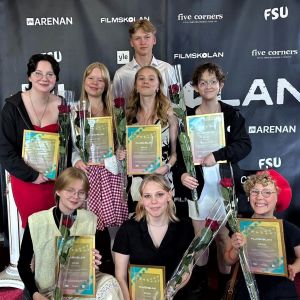 Filmskolans unga manusförfattare i gruppbild på filmpremiären på K13 i Helsingfors 16.9.2023.