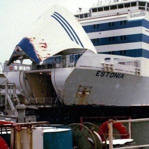 M/S Estonia ligger vid en kaj i Tallinn.