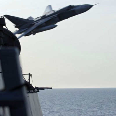 Ett ryskt militärplan flög nära ett amerikanskt krigsfartyg på Östersjön i april.