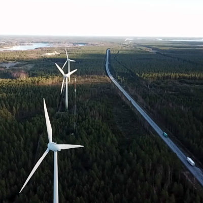 Tre vindmöllor vid en väg.