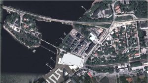 Så här kunde det ha sett ut med både köpcentrum (den större gråa lådan nere på bilden) och bostäder (den slingrande formationen längst nere). Pier 25 flygbild