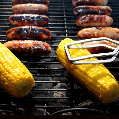 Makkaraa ja maissia grilllaantumassa.