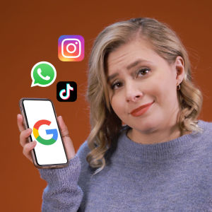 Ammattihakkeri Laura kankaala pitää kädessään kännykkää jonka ympärillä on sosiaalisen median yhtiöiden logoja.