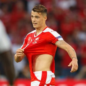 Xhakas tröja höll inte. Granit Xhakas tröja höll inte i matchen mot Frankrike.