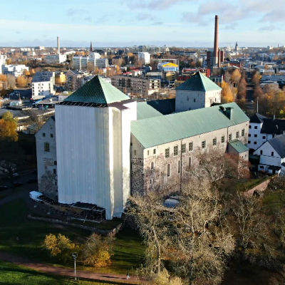 Åbo slott sett från luften. Det västra tornet är inpackat i vit plast för att repareras. 