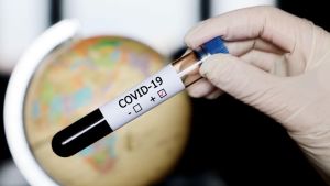 Coronatest som visar på infektion. Coronatest som visar på infektion.