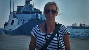 Yles redaktör Jessica Stolzmann i hamnen i Augusta. Italienska flottan hämtar in 384 asylsökande som räddats utanför Libyens kust. Yles redaktör Jessica Stolzmann i hamnen i Augusta. Italienska flottan hämtar in 384 asylsökande som räddats utanför Libyens kust.