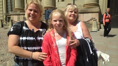 Lena och Alva Johansson och Rose-Marie Nilsson från Göteborg utanför kungliga slottet i Stockholm den 12 juni 2015.