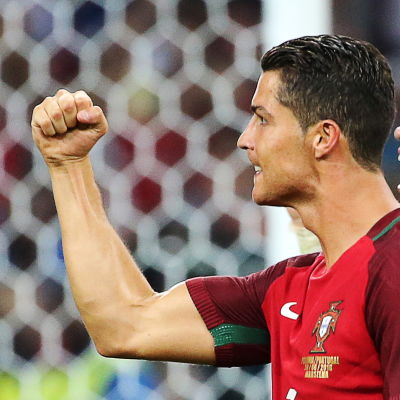 Cristiano Ronaldo och Pepe firar Portugals avancemang.