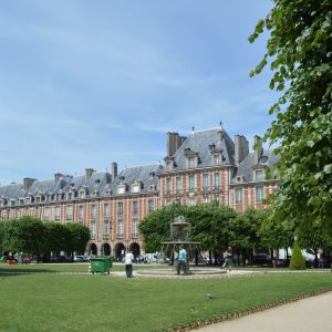 Place des Vosges, Pariisi. Ranskan vanhin aukio Place des Vosges suihkulähteineen Pariisissa. Kuva: Silja Suhonen
