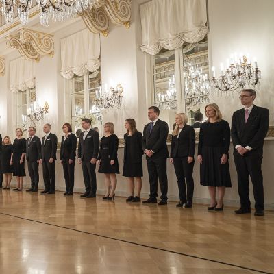 Presidentti Sauli Niinistö ja pääministeri Sanna Marinin uusi hallitus.