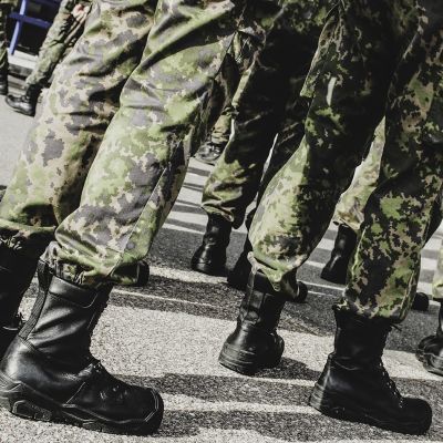 Svarta läder skor på beväringarna i militären. 