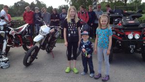 Systrarna Elin och Ebba Lindberg med lillebror Lucas Schönberg. Elin Lindberg, Lucas Schönberg och Ebba Lindberg. Elin äldst och längst.