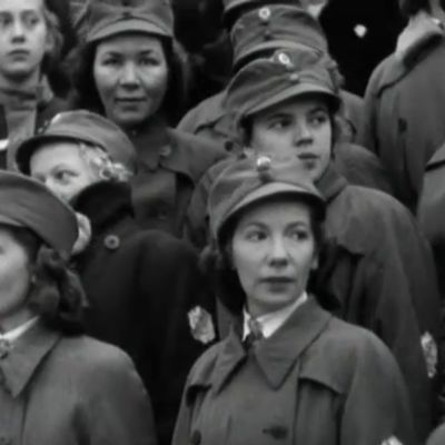 Naisia seuraamassa itsenäisyyspäivän paraatia 1940 Helsngissä