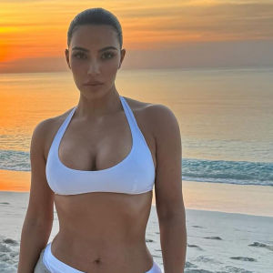 Kim Kardashian på strand i solnedgång och texten "Vad vet du om kultur?".