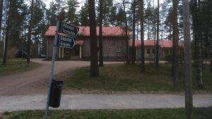 Svartåmottagningen har funnits i Askersgården som också inrymmer filialbiblioteket. En rappad beige byggnad med rött tak skymtar bakom tallar. I förgrunden en svartvit skylt där det står Hälsogård-Terveytalo samt Bibliotek-Kirjasto.