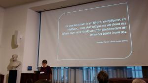 Julia Dahlberg föreläser om Helena Westermarck i Svenska litteratursällskapets sal. Julia Dahlberg står i en sal och föreläser.