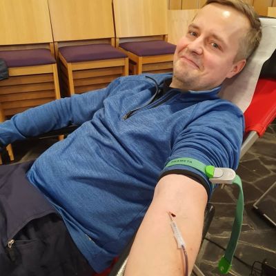 Hermeksen urheilujohtaja Pasi Tuukkanen luovuttaa verta Hengenpelastajaliigan nimissä.