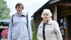 Sara Grönvall och Anne-Marie Skogberg vill visa sin uppskattning för de som gör teatern. Anne-marie Skoglund (till höger)