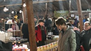 På Slow Foodfestivalen kan lokala producenter sälja sina produkter. Producenter står och säljer olika produkter och människor tittar vad som finns till buds.