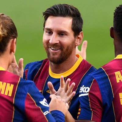 Lionel Messi firar ett mål med lagkamraterna.