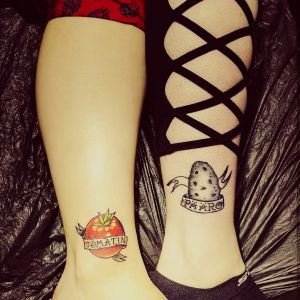 Ninas vänskapstatuering: potatisen och tomaten. Tatuering som föreställer en tomat med texten "tomatin" och en annan tatuering som föreställer en potatis med texten "pääro".