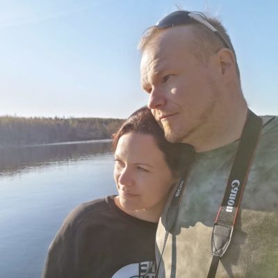 Anna Karhulahti ja Mika Ilomäki järven rannalla.