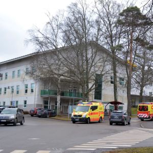 Två ambulanser vid ett sjukhus.