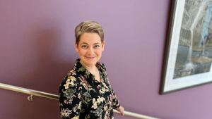 Charlotta Uusitalo understryker att samarbetet mellan skolan och hemmen varit mycket gott. Charlotta Uusitalo, rektor i Chydennius lågstadium i Karleby står i en trappa
