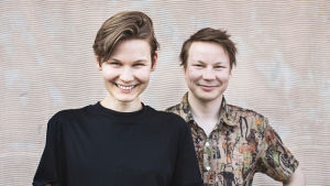 Katri Koivula och Niillas Holmberg är eldsjälarna bakom projektet "Säg det på samiska". Dokumentärfilmaren Katri Koivula och poeten Niillas Holmberg.
