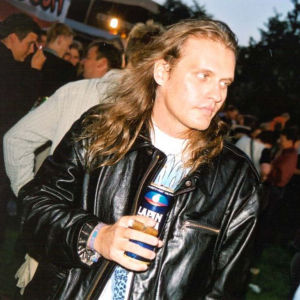 Efter X3M:s sänding på Popkalaset I Ekenäs. Lasse grönroos med långt hår och cigarr på Popkalaset i Ekenäs.