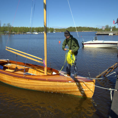 Fredrik Östman och Jan Backman visar upp den nybyggda segelbåten.