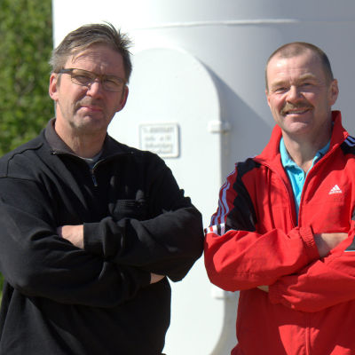 Johan Backlund och Dan Norrgård planerar för ett hundra meter högt vindkraftverk i Pensala.