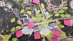 Sipoolaisten toiveet vietiin kartalle Uusi kaupunki -työpajassa. Uusi kaupunki -työpajan tarroja Sipoossa.