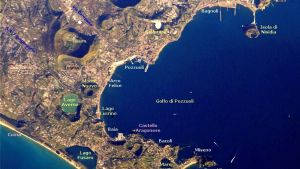 Campi Flegrei ligger till stora delar under havet strax utanför Neapel. Neapelområdet i Italien.
