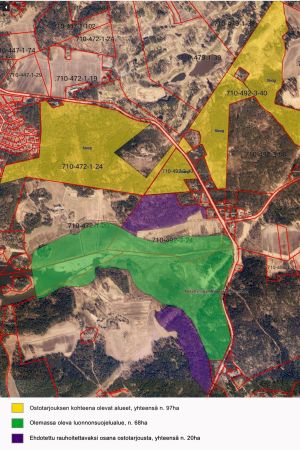 De gula områdena är skogen som Raseborg fortfarande äger och kan sälja till Ehrnrooth. Det gröna är Näsebyfladans naturskyddsområde. De lila områdena är mark som Ehrnrooth äger och tänker freda i samband med de gula. En luftfotokarta som med olika färgade områden visar skogsfastigheter som var aktuella på grund av en köp- och fredningsoffert i Raseborg 2019-2010.