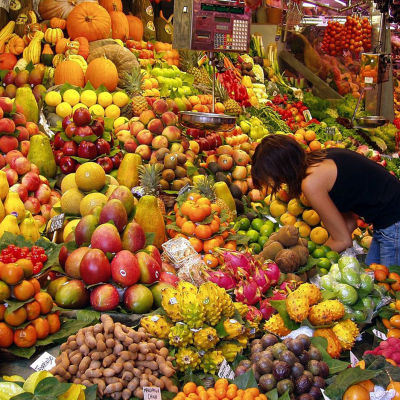 Fruktstånd på en marknad i Barcelona.