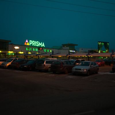 Kuopion Prisman parkkipaikka.