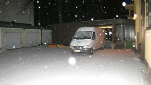 Det snöade kraftigt februarikvällen år 2007 då värdetransporten på Finlands banks gård rånades. Transportbil på Finlands banks bakgård i Åbo