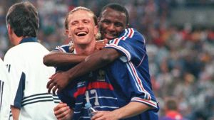 Emmanuel Petit omfamnas av Patrick Vieira efter VM-finalen 1998. Emmanuel Petit omfamnas av Patrick Vieira efter VM-finalen 1998.