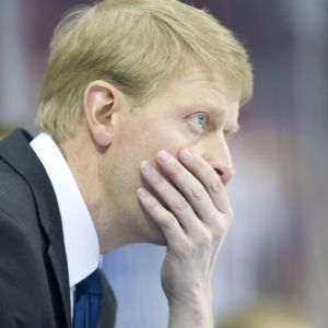 Jukka Rautakorpi håller sig om munnen.