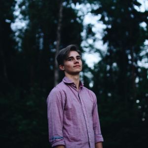 Victor har sett fram emot gulisevenemangen och hoppas att de kan ordnas någorlunda normalt. Porträttbild fotad lite underifrån av en ung man med mörkt hår och rosa skjorta.