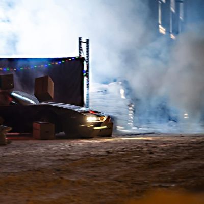 Auto lavasteiden ja savun keskellä elokuvan kuvauksissa.