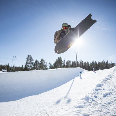 Esa Ylijääskö testaa Kallin halfpipeä.