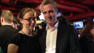 Anders Adlercreutz med frun och kampanjchefen Ia Adlercreutz på SFP:s valvakan. Riksdagsledamoten Anders Adlercreutz med frun och kampanjchefen Ia.