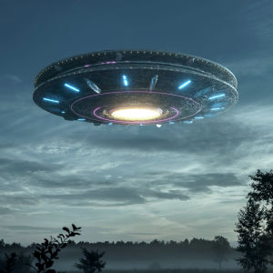 Konstnärens vision av ett UFO ovanför en äng.