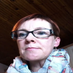 Nainen laittaa huulipunaa