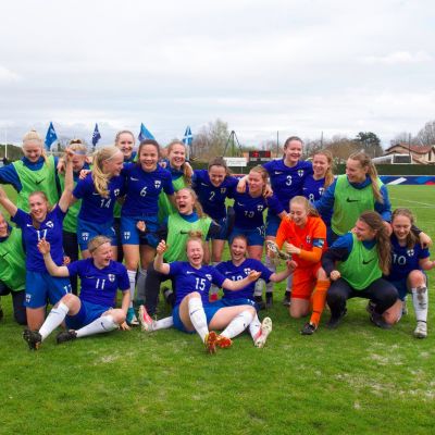 Minihelmarit juhlii kisapaikkaa