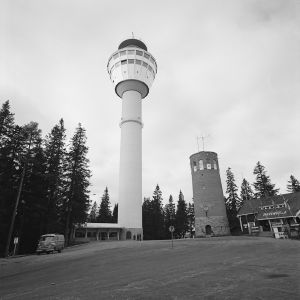 Puijon tornit vuonna 1963. Vanha torni purettiin pian uuden valmistuttua Puijon uusi ja vanha torni