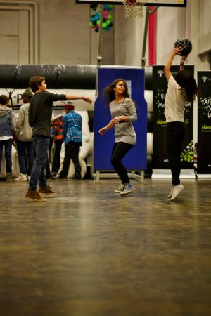 Tusentals unga samlas varje år för att spela korgboll och umgås. Ungdomar spelar korgboll i huvudstadsregionen.